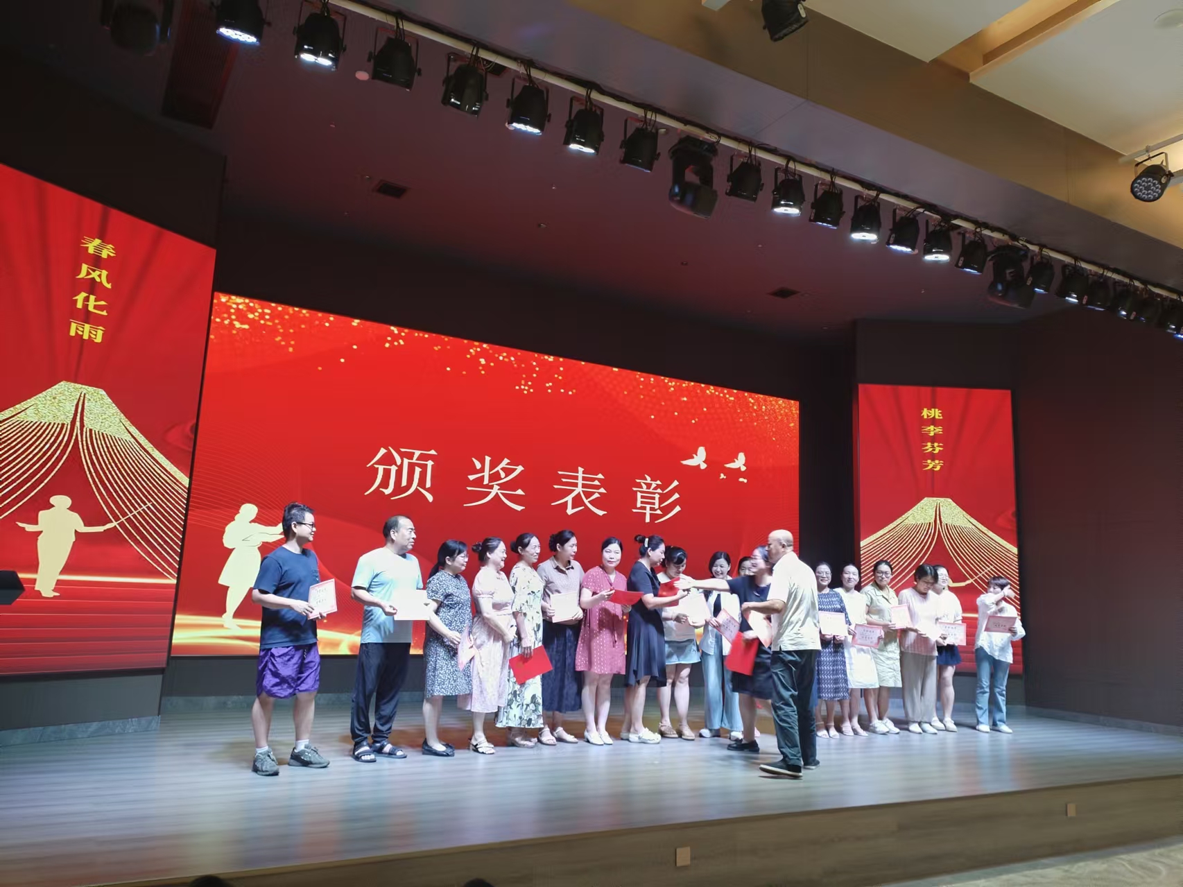 9月10日，曙光学校教师节文艺晚会在OD官方网页版-OD（中国）
溢香园酒店举办